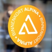 230501-Alpina-campagne-naamsverandering-makelaardij-raamsticker