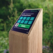 241201-Oude-IJsselstreek-Gemeente-Campagne-Energiehelden-houten-voortuinbordje voortuinbord op houten paal