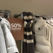 241214-Struin-herbruikbare-SALE-panel-aan-kledingrek